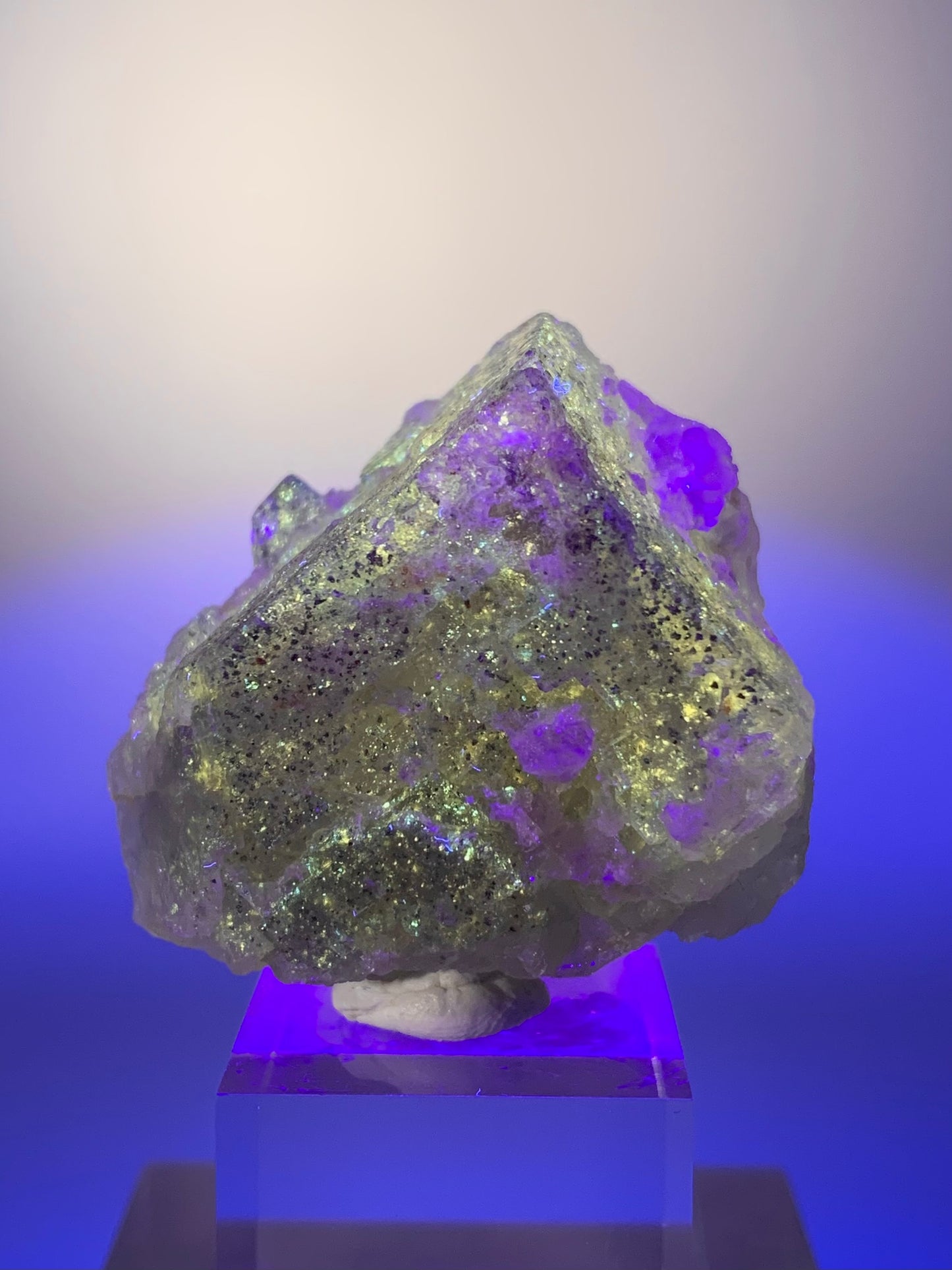 Super UV-Reactive Galaxy Fluorite