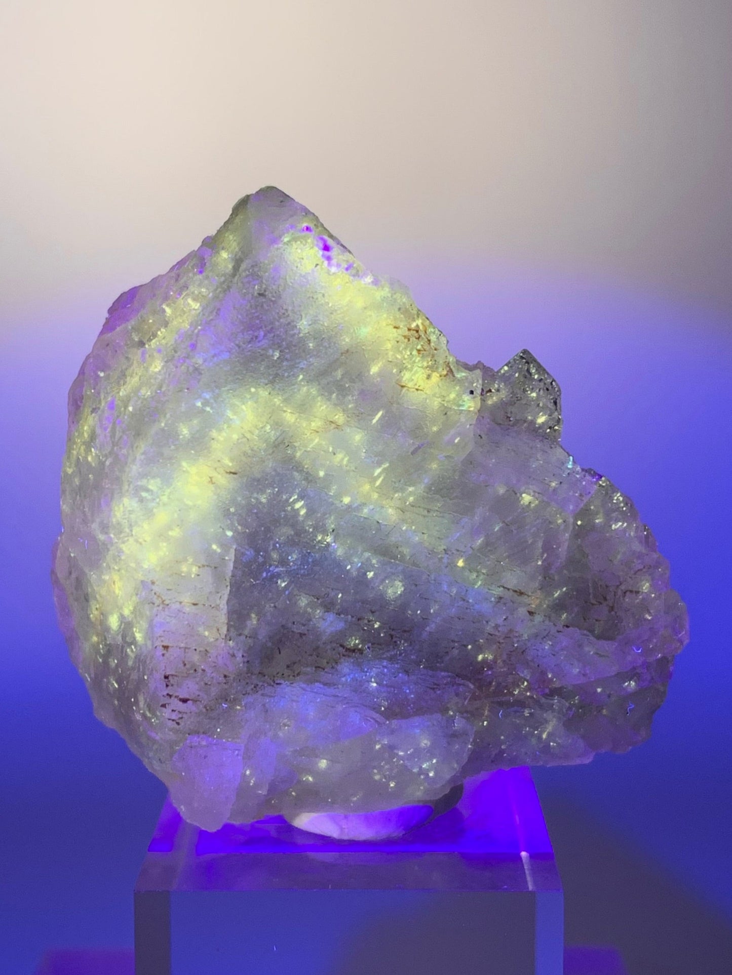 Super UV-Reactive Galaxy Fluorite