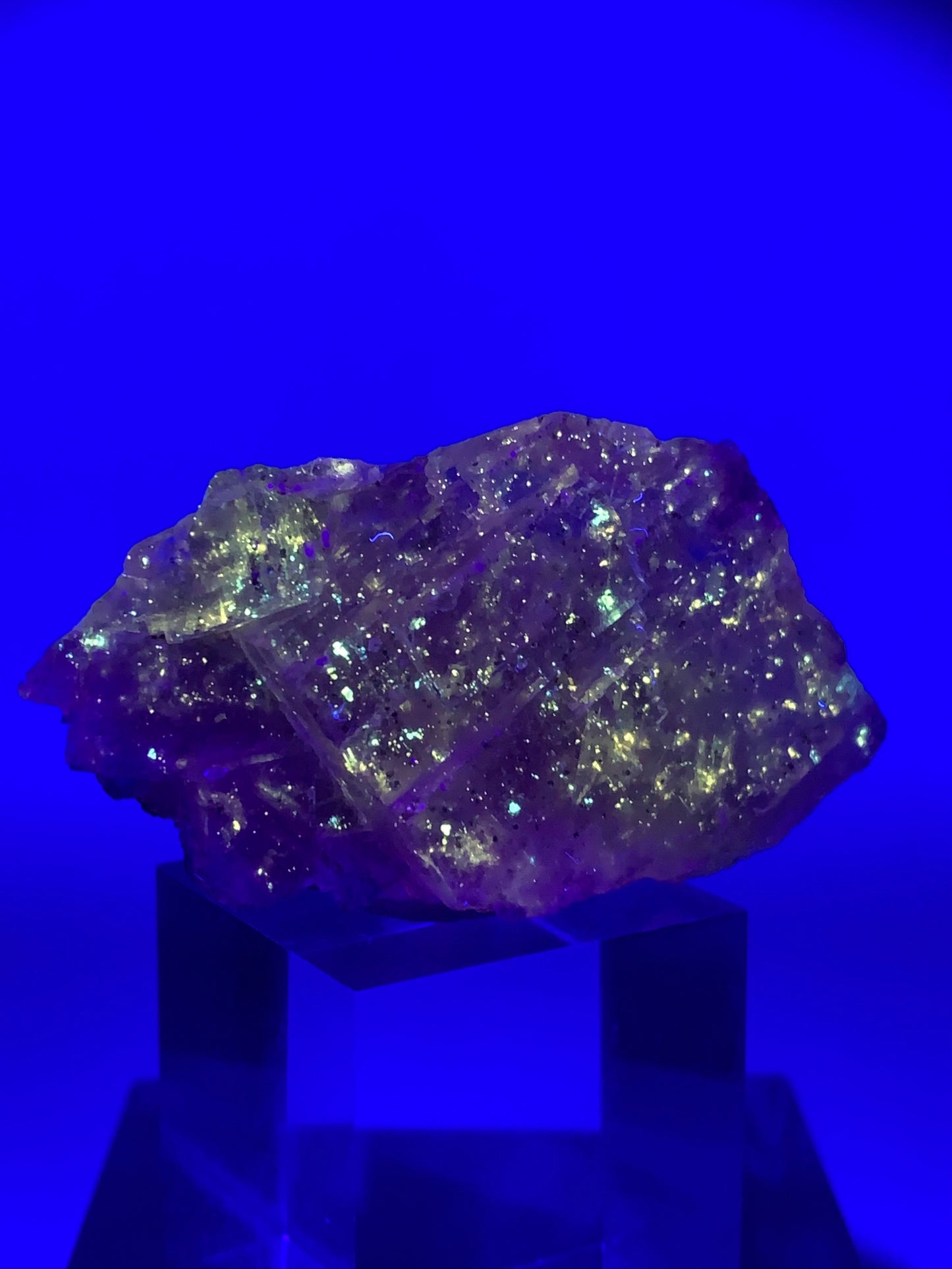Super UV-Reactive Galaxy Fluorite