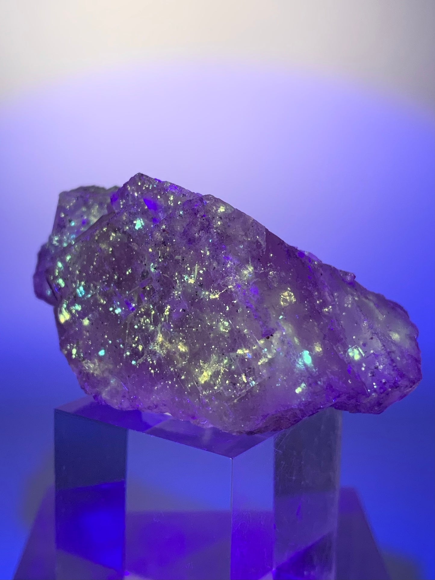 Super UV-Reactive Galaxy Fluorite